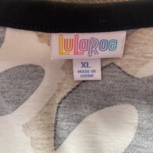 Like New LuLaRoe Black Tan & White Cheetah Print Blouse Size XL V Neck Scoop Hem - Picture 2 of 3